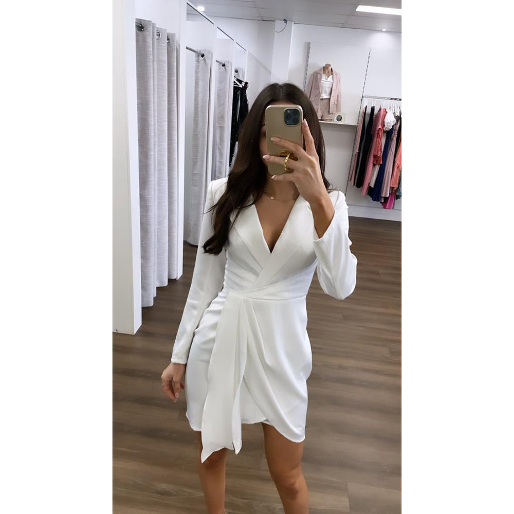 Rhiannon Blazer Mini | BarianoThe Rhiannon blazer midi is the perfect combination of classy and flirty. Its modest style and structured look give off a timeless silhouette but its sexy neckline aAlina Collctions AusAlina Collctions AusRhiannon Blazer Mini