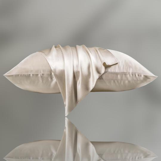 Silk Pillowcase ChampagneEnvelope Zip Silk Pillowcase | 100% Mulberry Silk
Feel good with Silk: 
• Better Sleep | silk naturally regulates temperature so there's no need to swap your pillow Alina Collctions AusAlina Collctions AusSilk Pillowcase Champagne